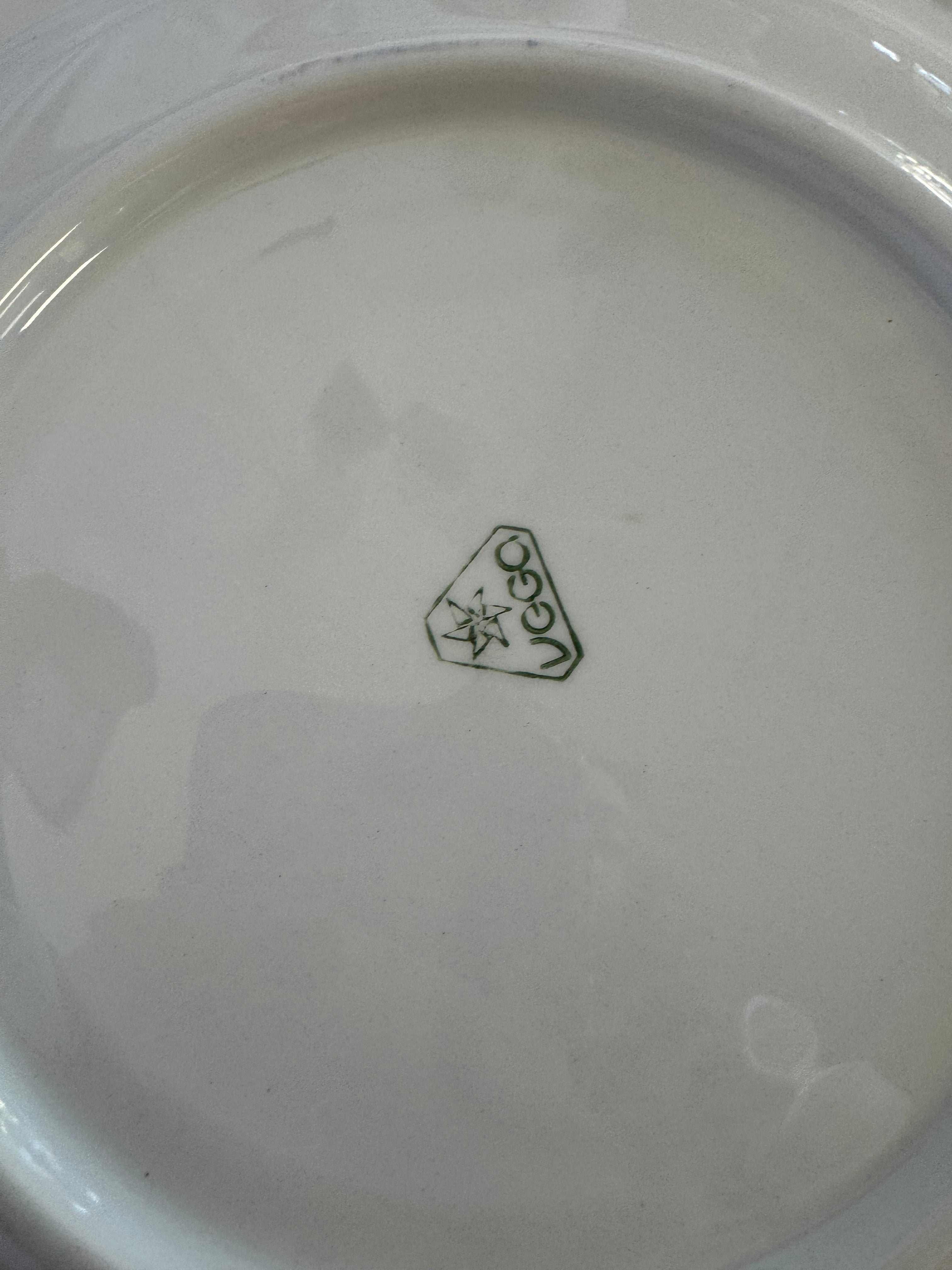 Assiettes plates à fleurs