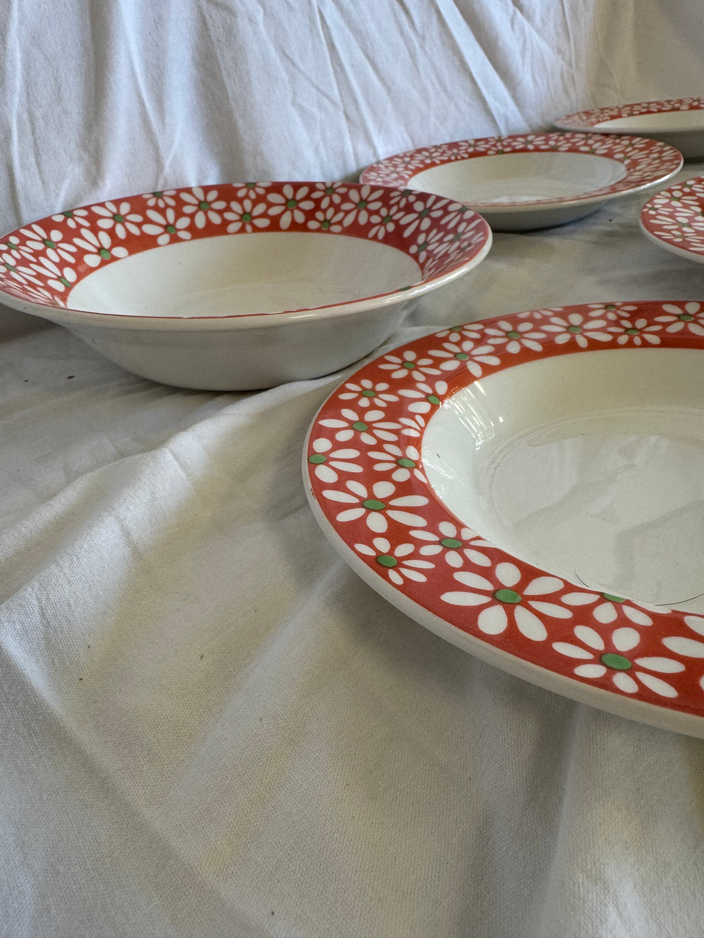 Assiettes et plat à fleurs rouge