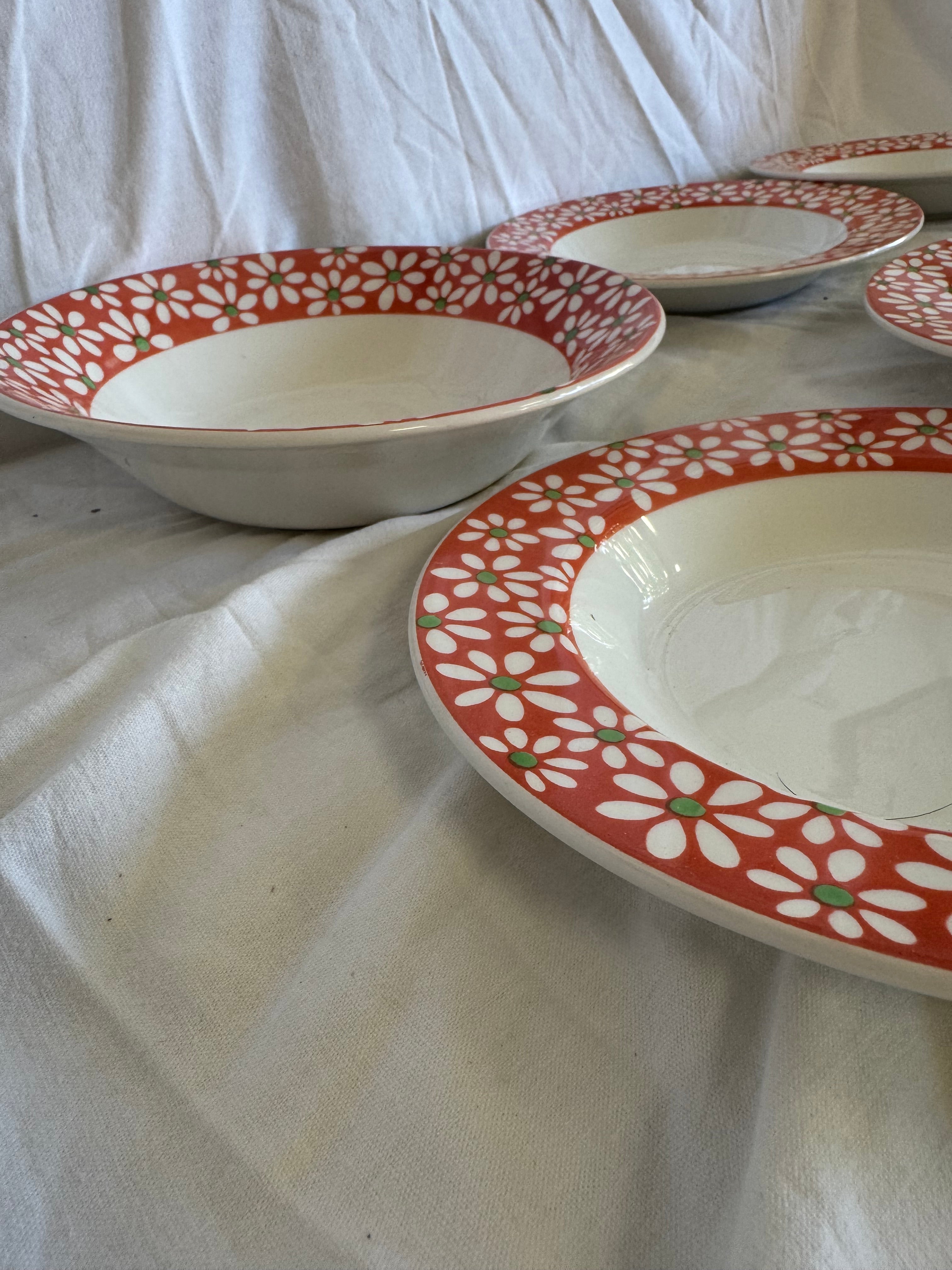 Assiettes et plat à fleurs rouge
