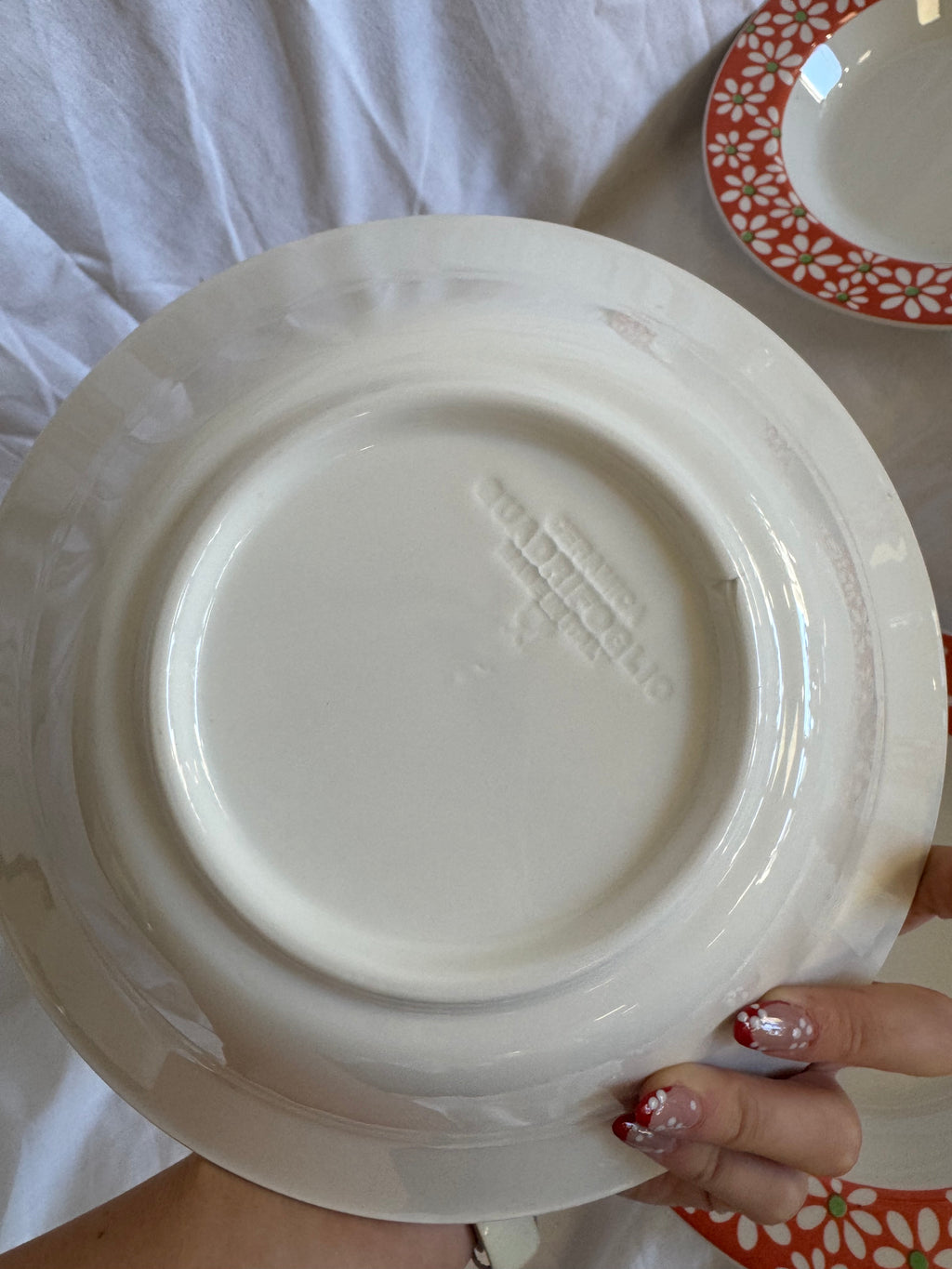 Assiettes et plat à fleurs rouge