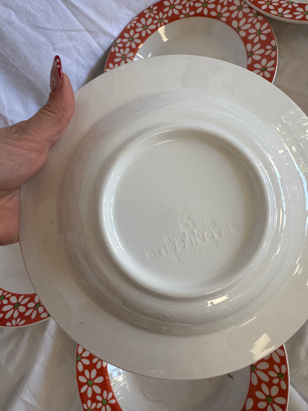 Assiettes et plat à fleurs rouge
