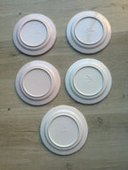 Assiettes à motif fleuri