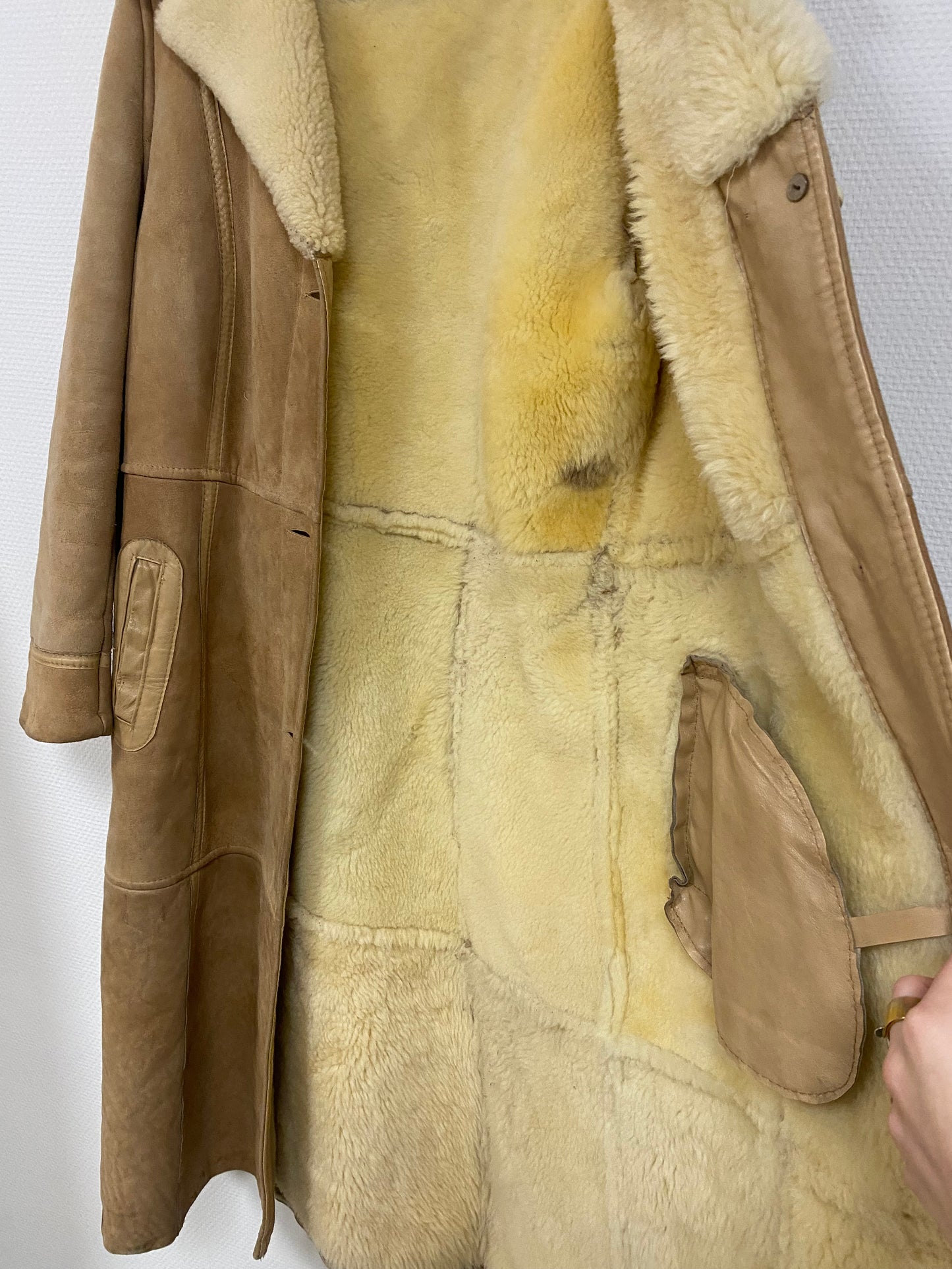 Manteau en peau lainée ceinturée