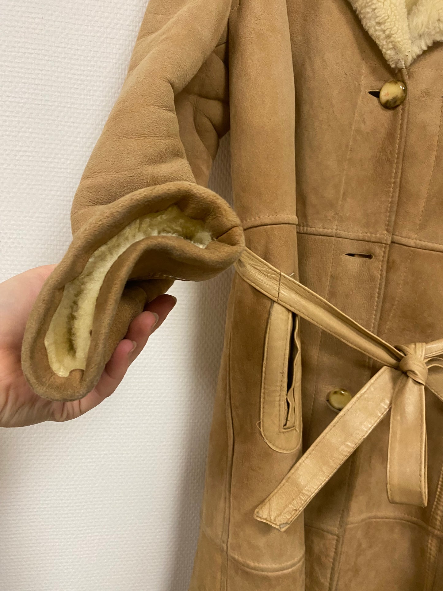 Manteau en peau lainée ceinturée
