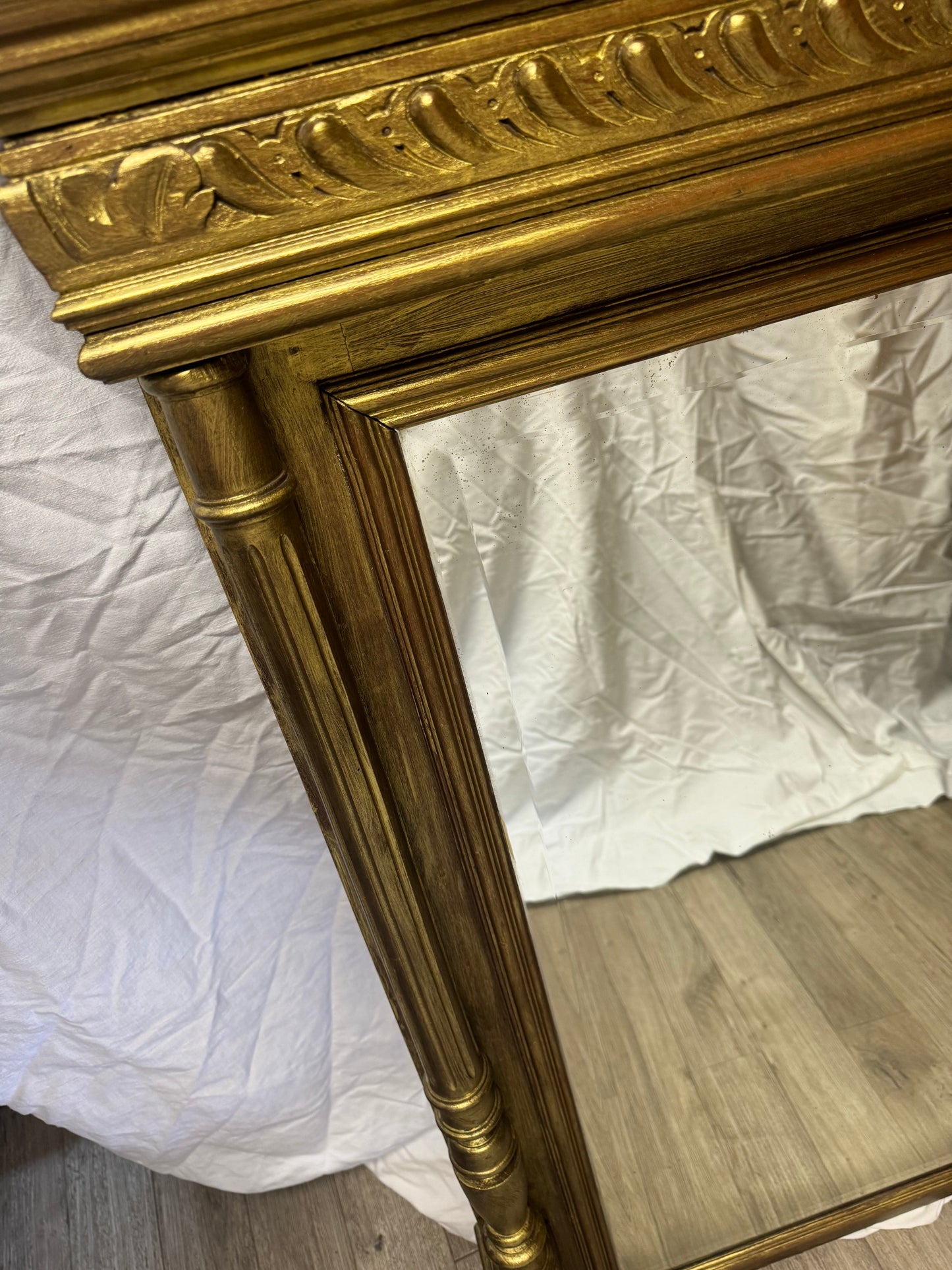 Grand miroir en bois doré