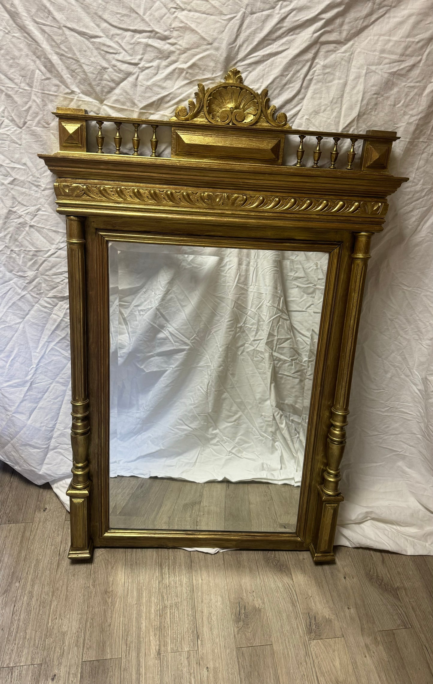 Grand miroir en bois doré