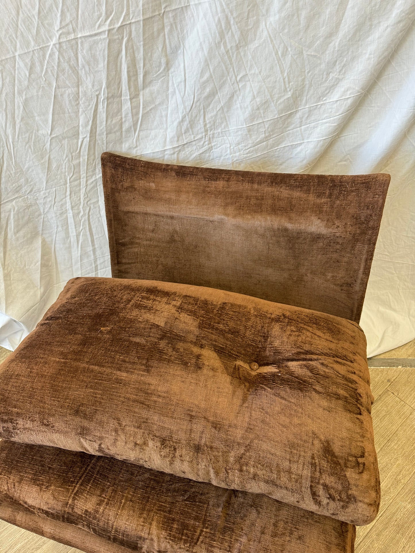 Fauteuil en velours marron