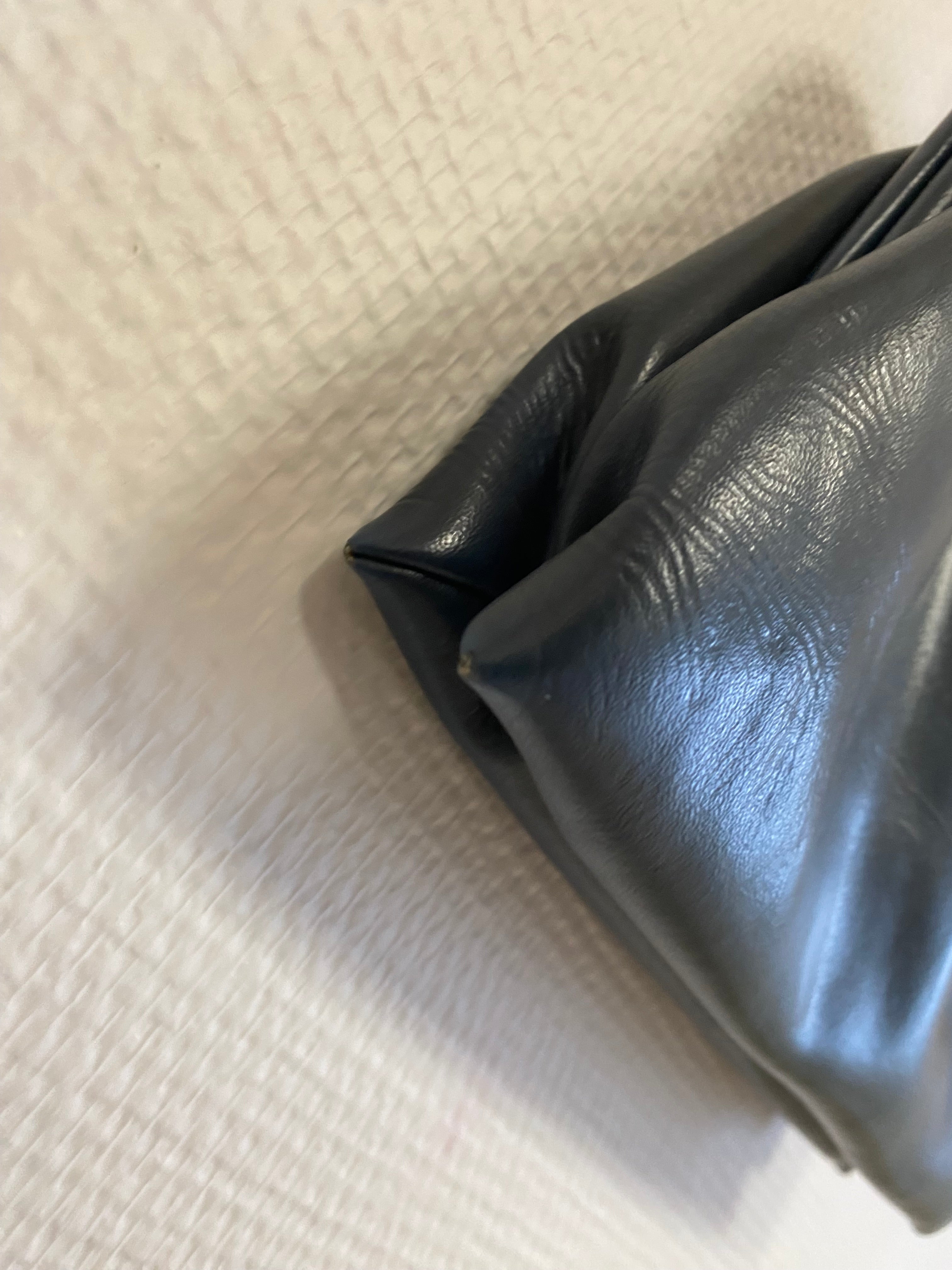 Sac à main bleu en cuir