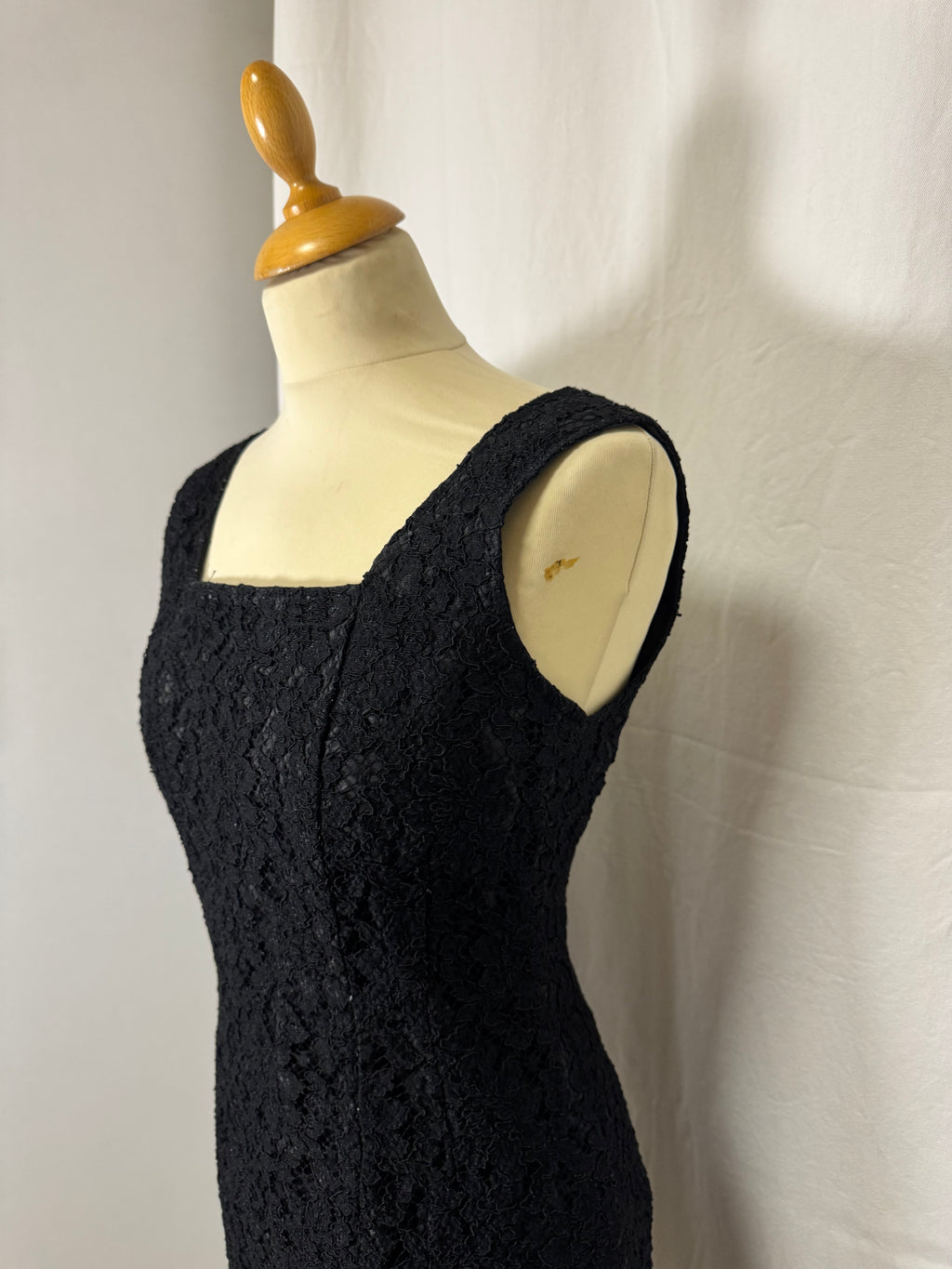Robe courte en dentelle