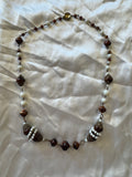 Collier marron et blanc