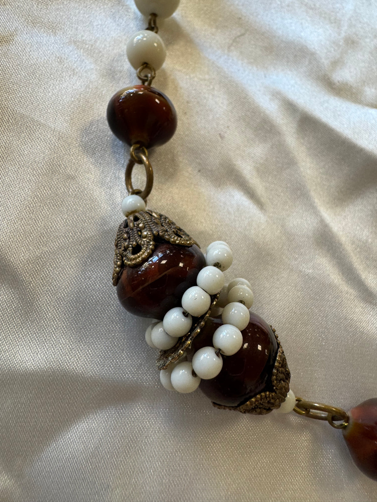 Collier marron et blanc