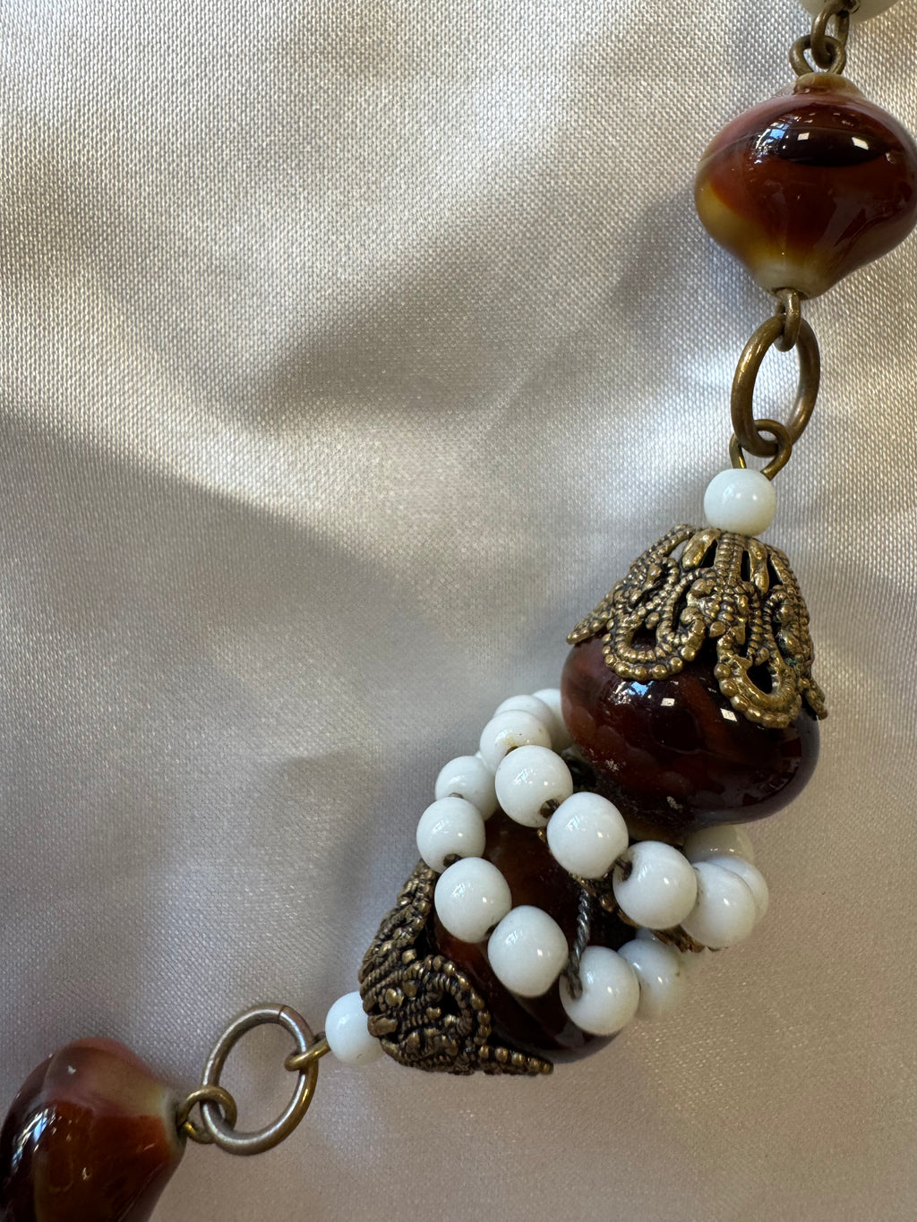 Collier marron et blanc