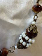 Collier marron et blanc