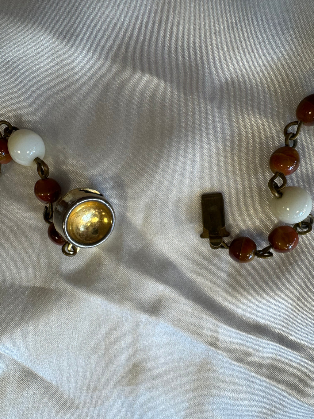 Collier marron et blanc