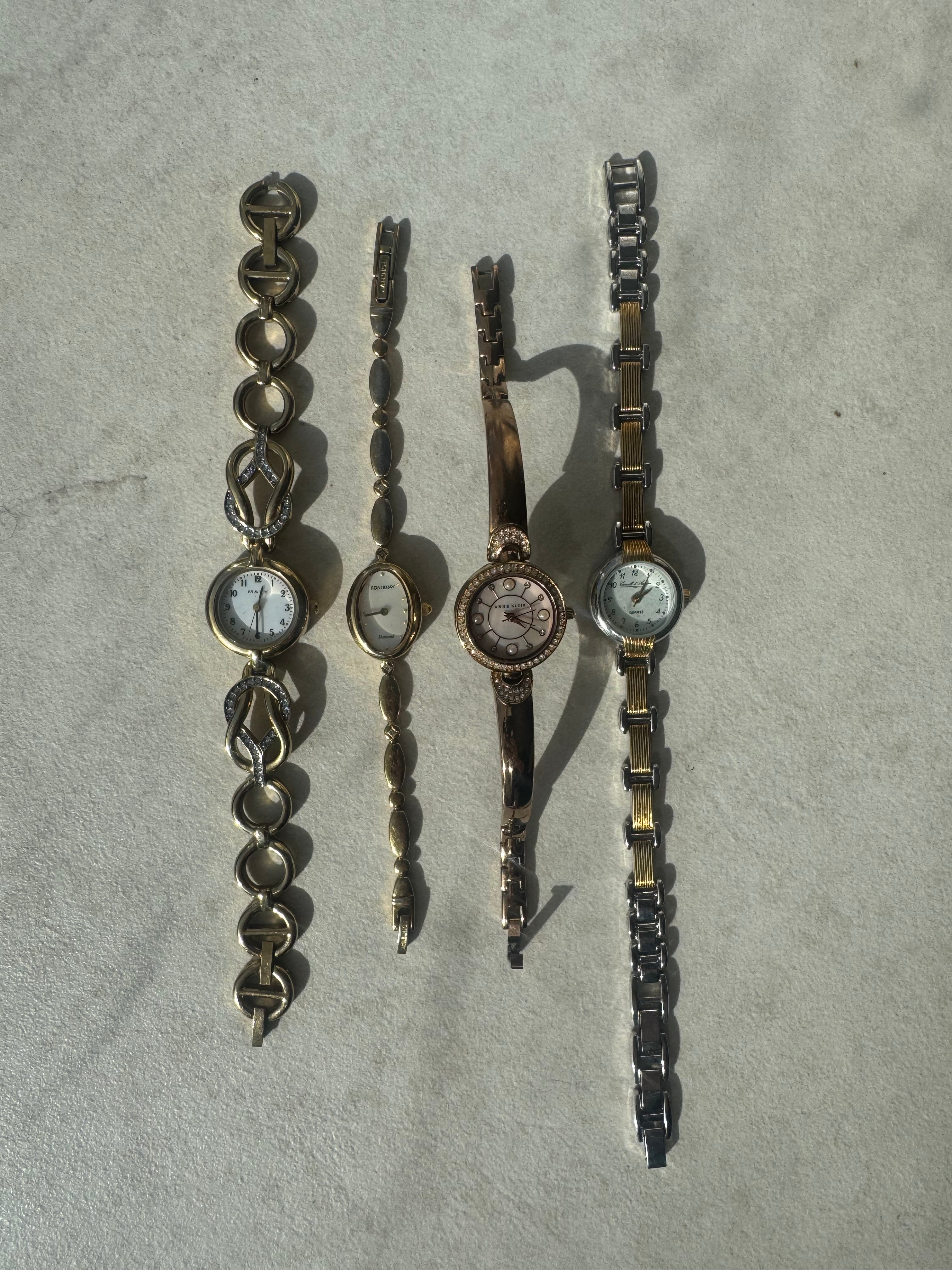 Montres en métal doré