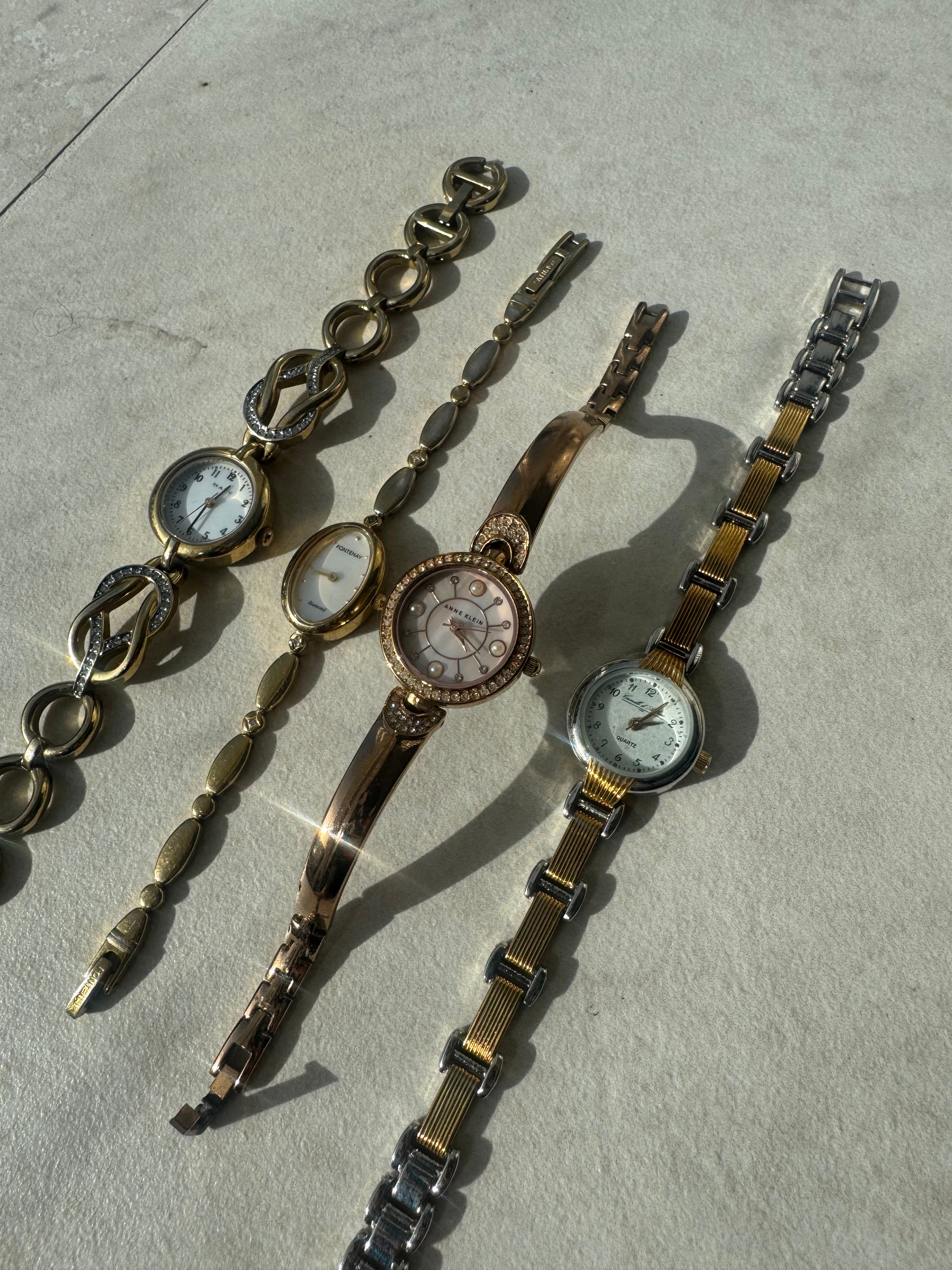 Montres en métal doré