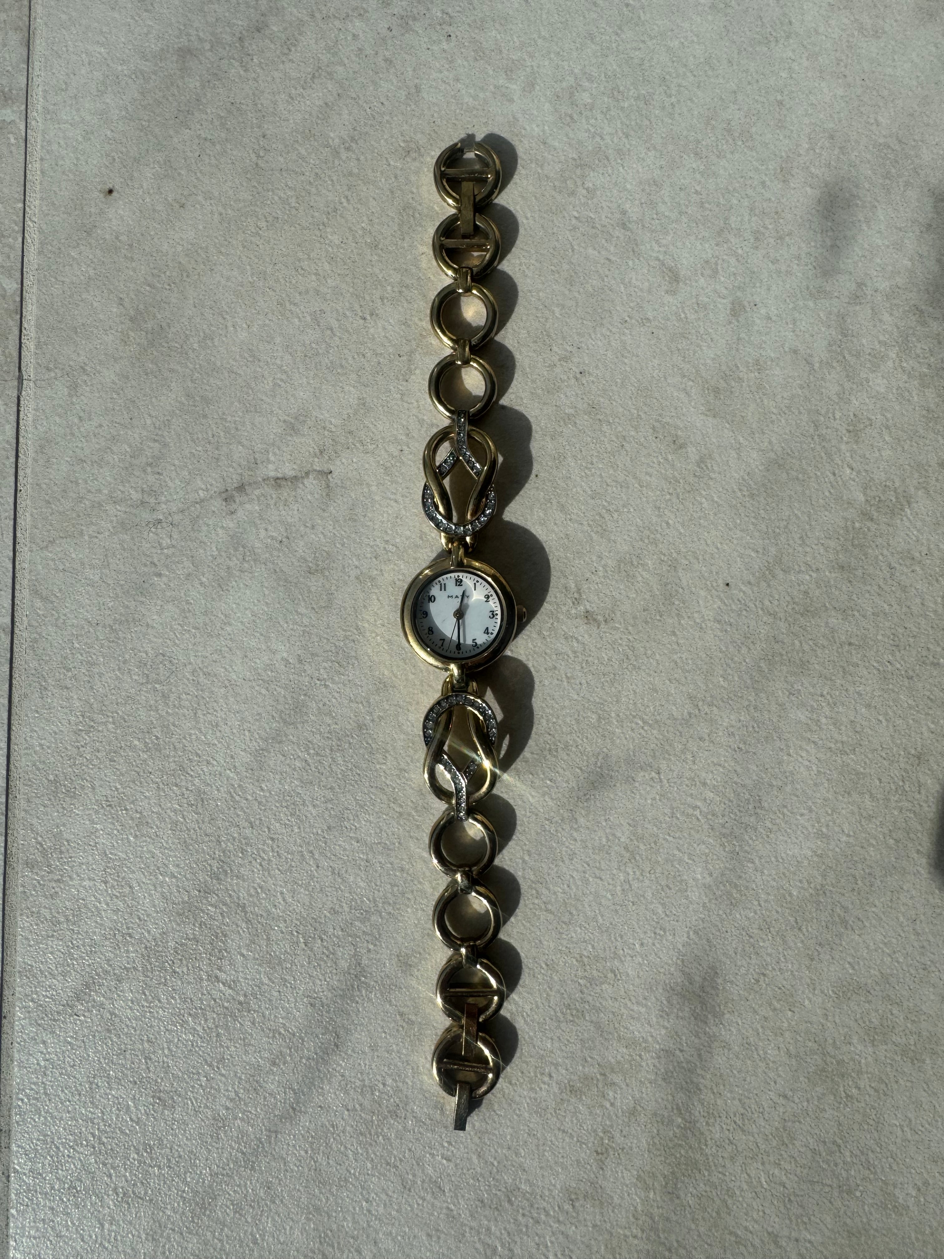 Montres en métal doré