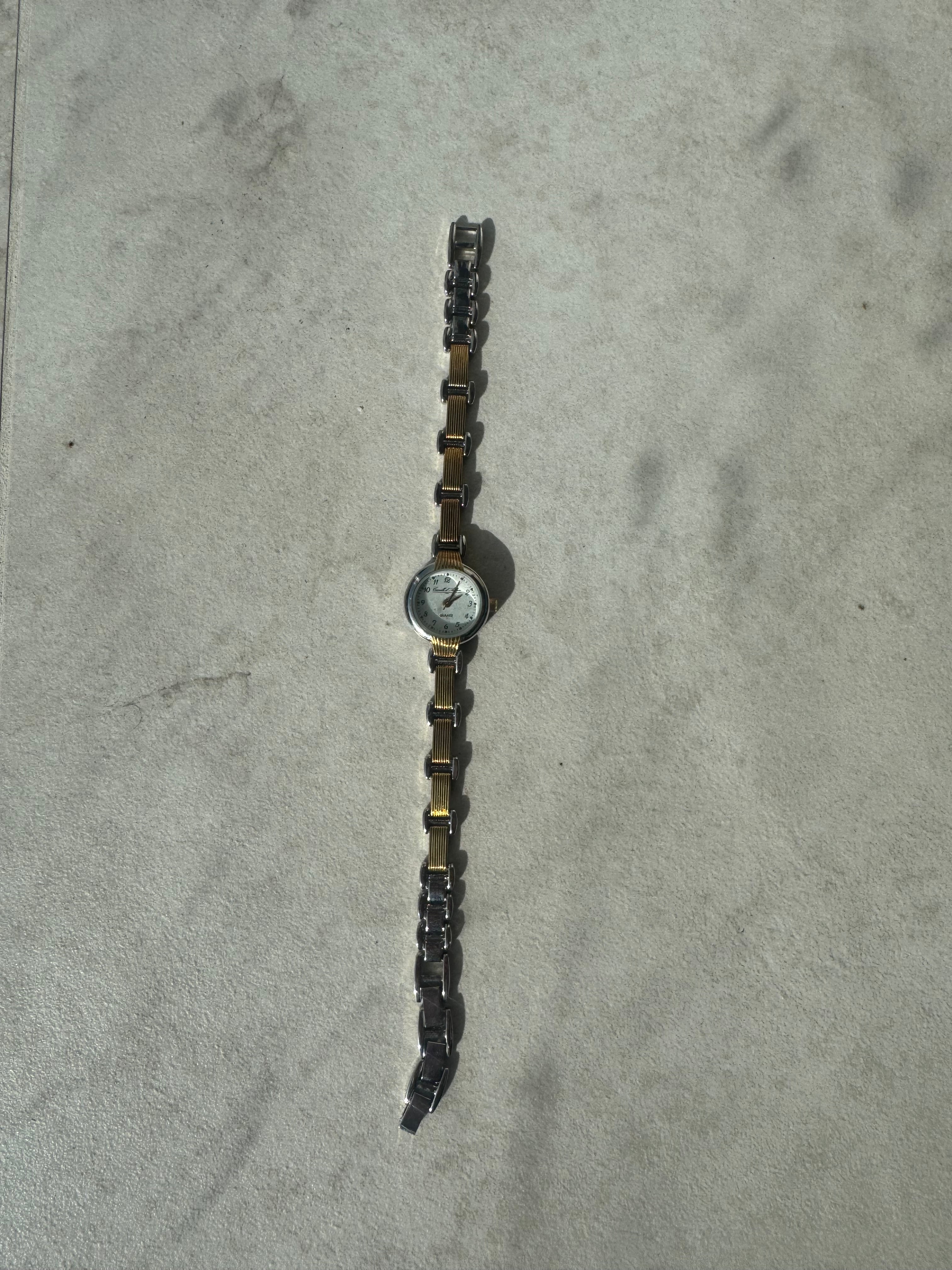 Montres en métal doré