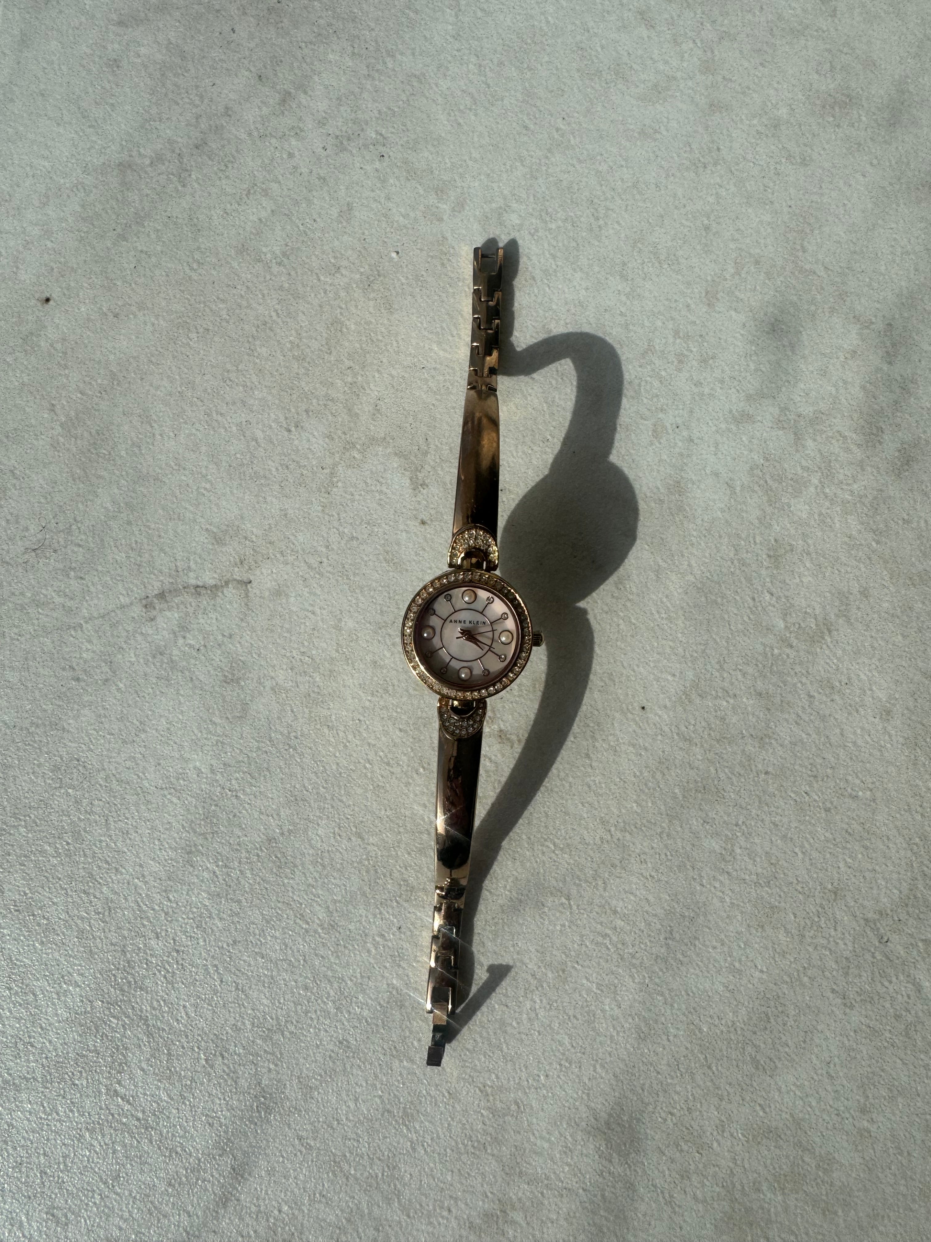 Montres en métal doré