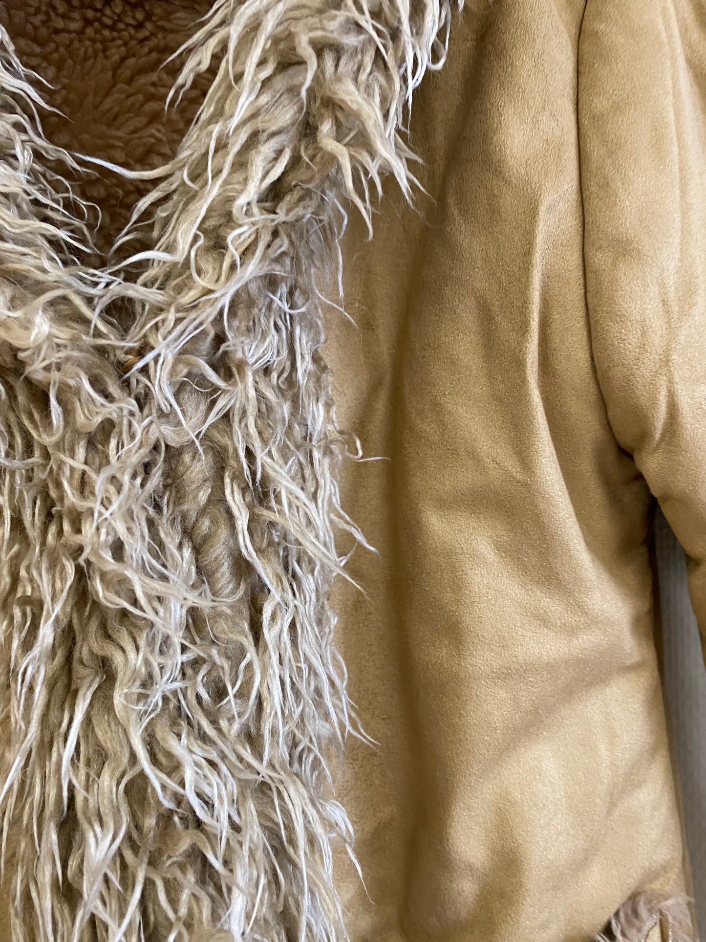 Manteau en peau lainée synthétique