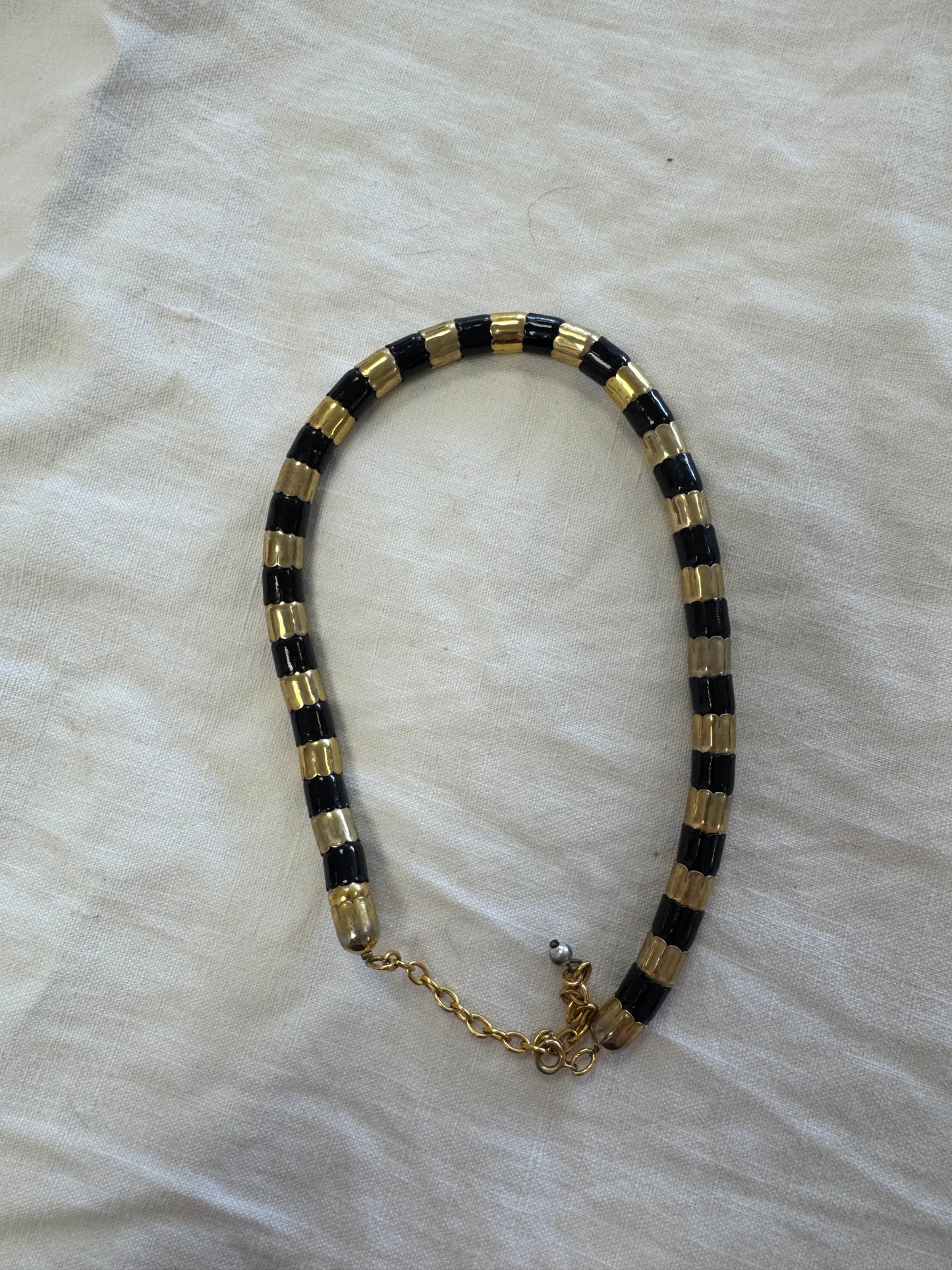 Collier noir et doré