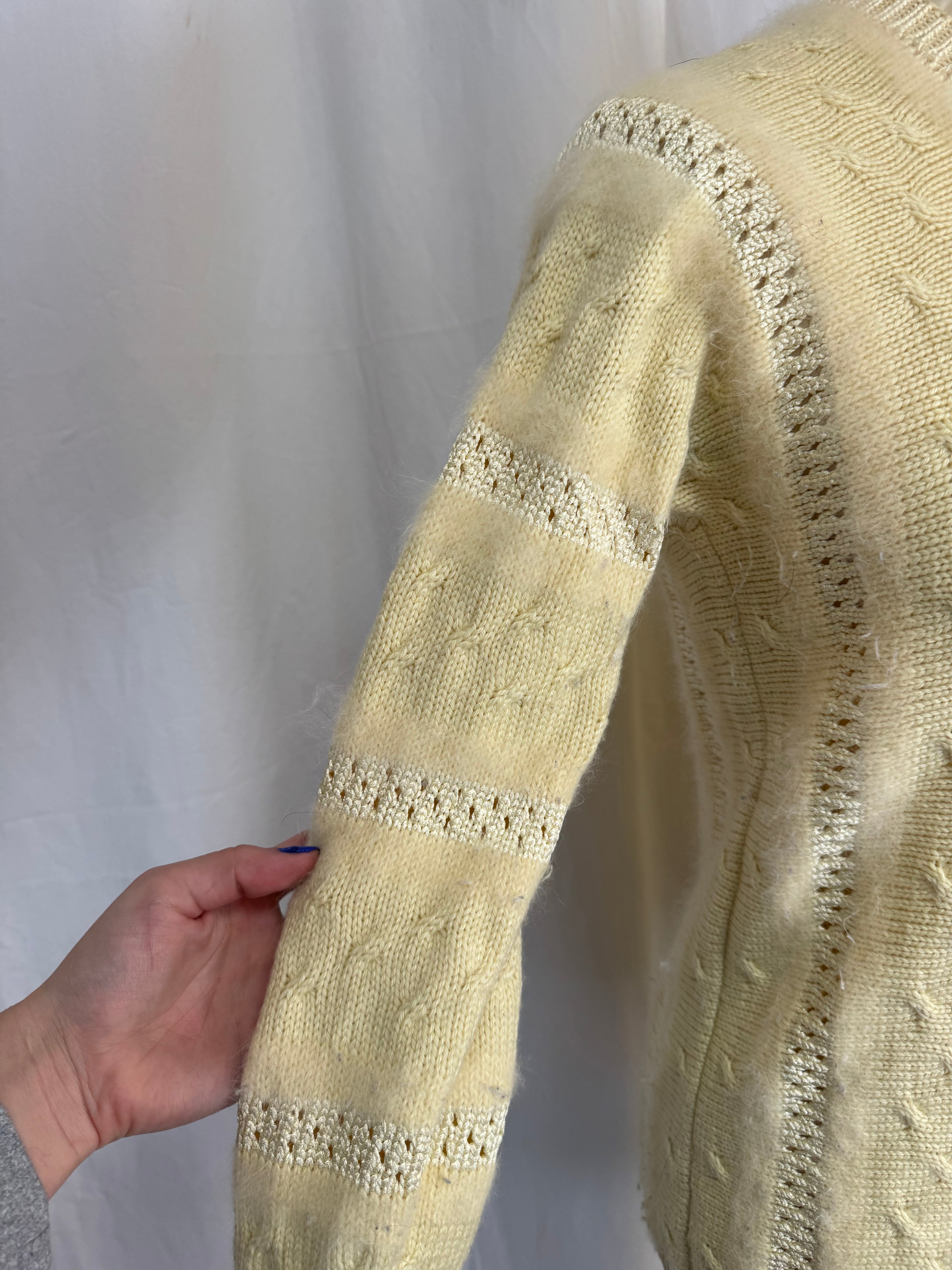 Pull en maille jaune