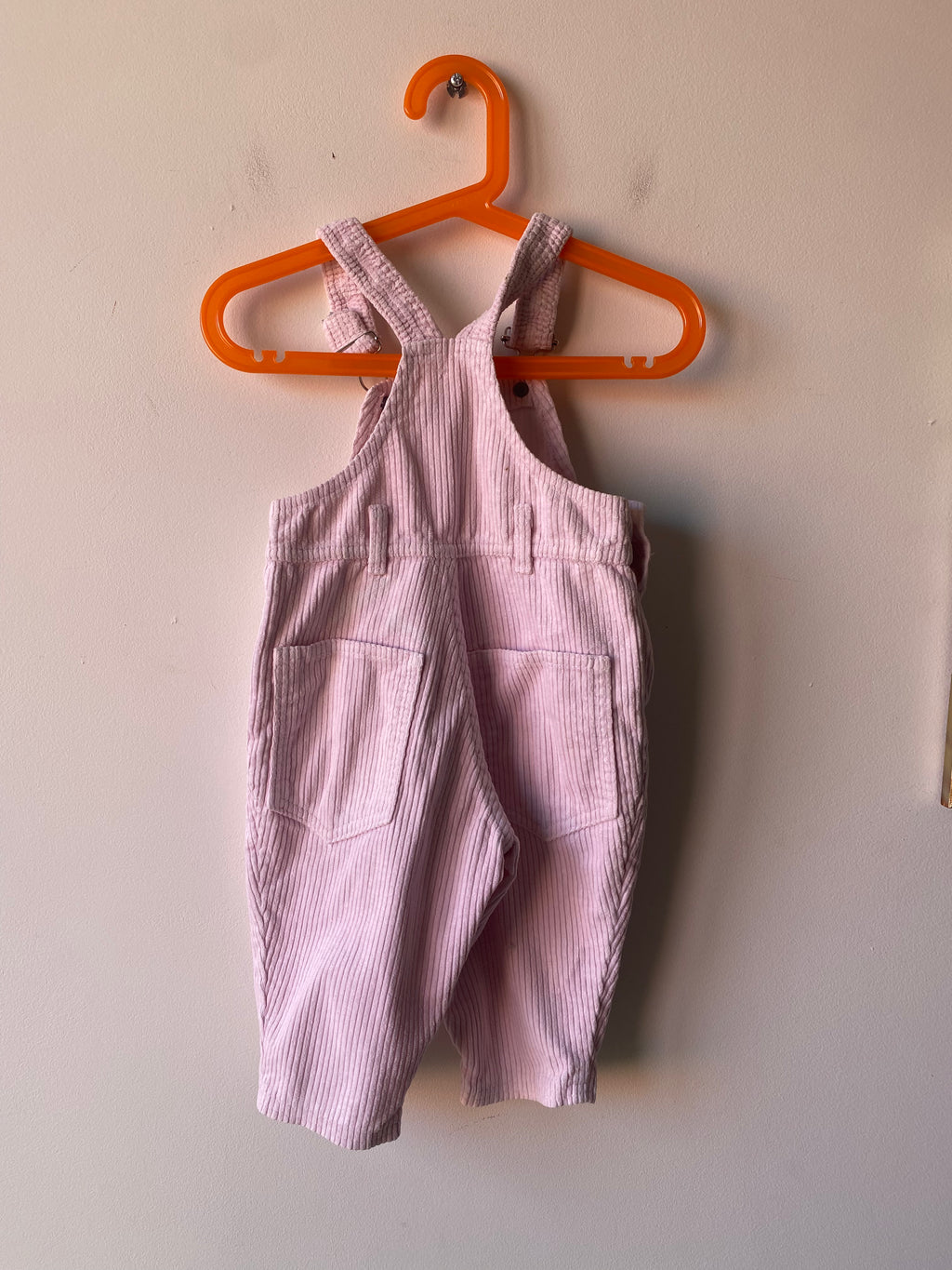 Salopette en velours rose