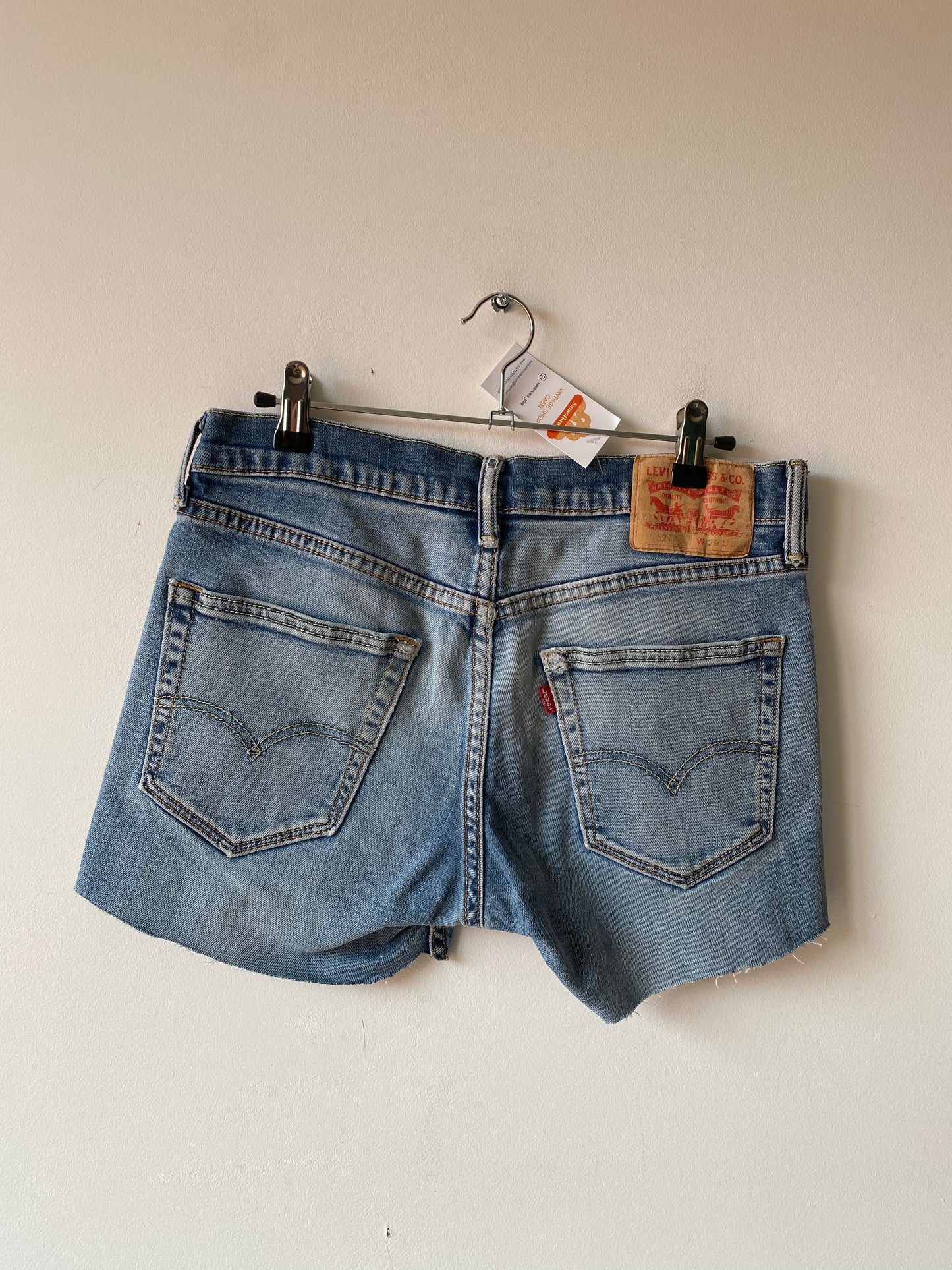 Short levis