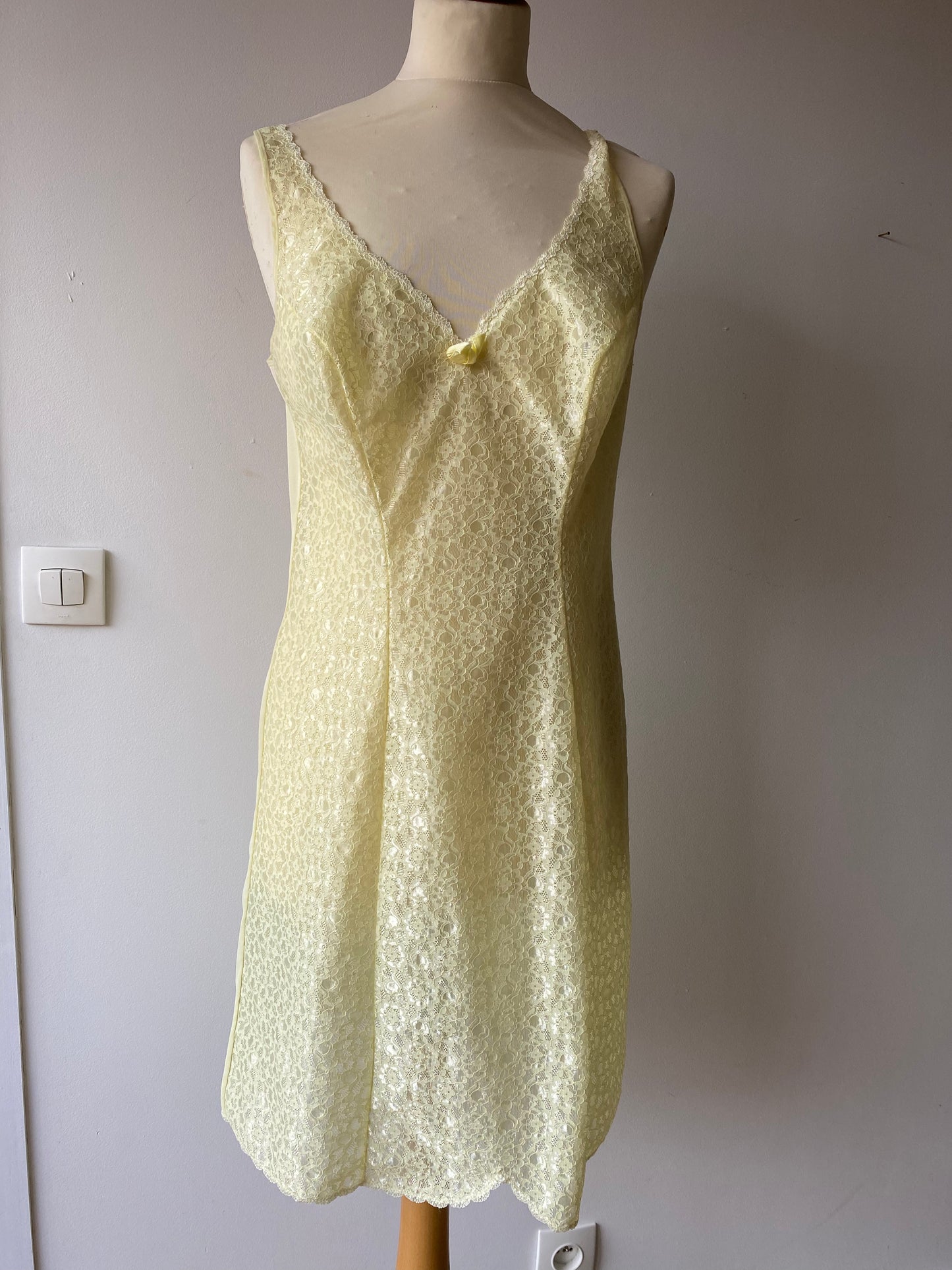 Nuisette en dentelle jaune