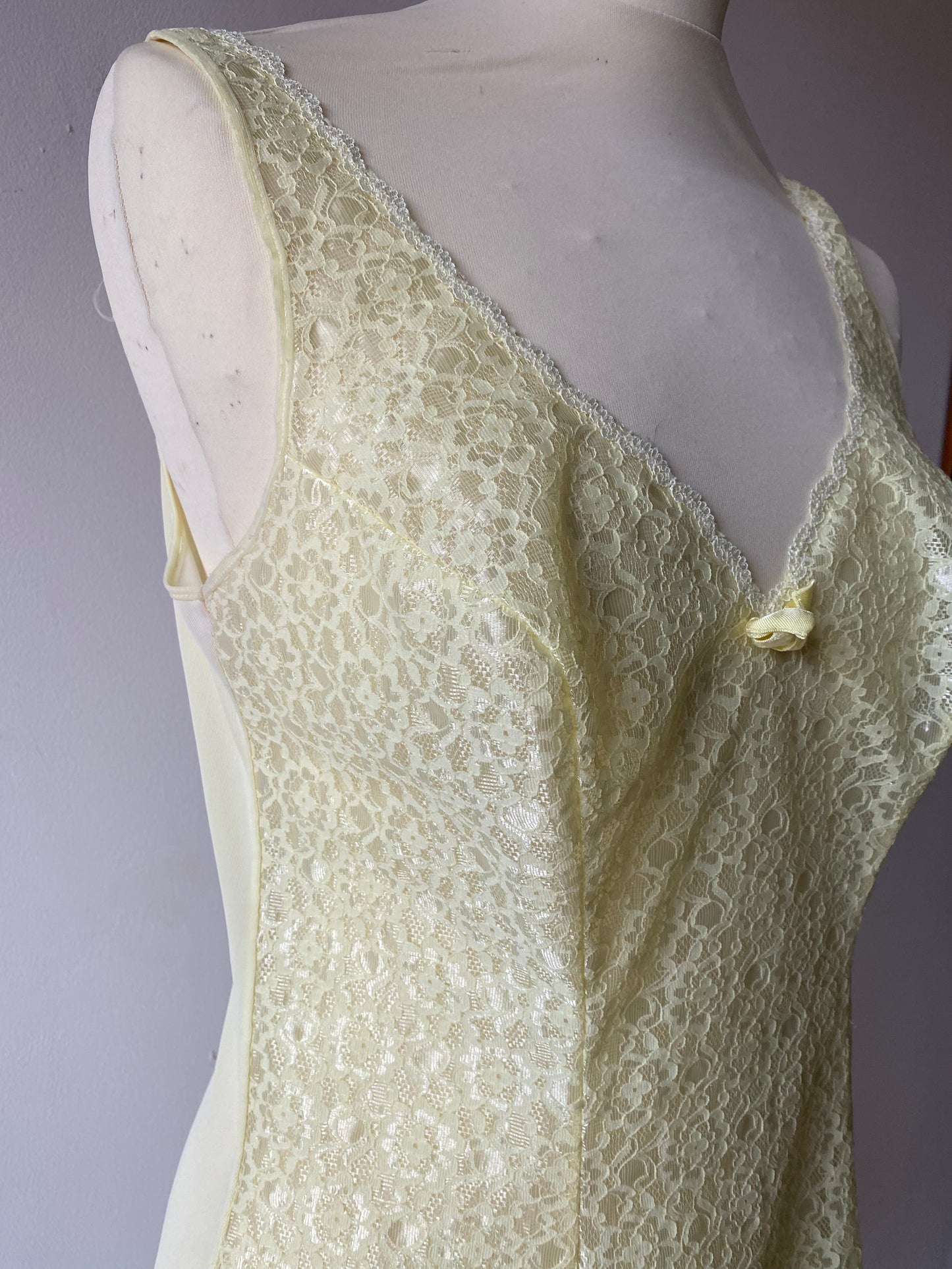 Nuisette en dentelle jaune