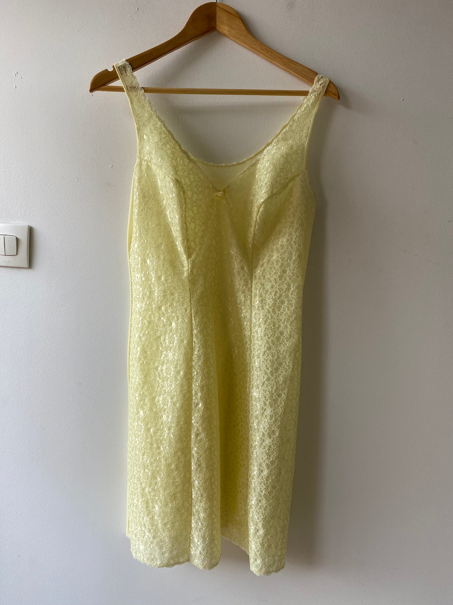 Nuisette en dentelle jaune