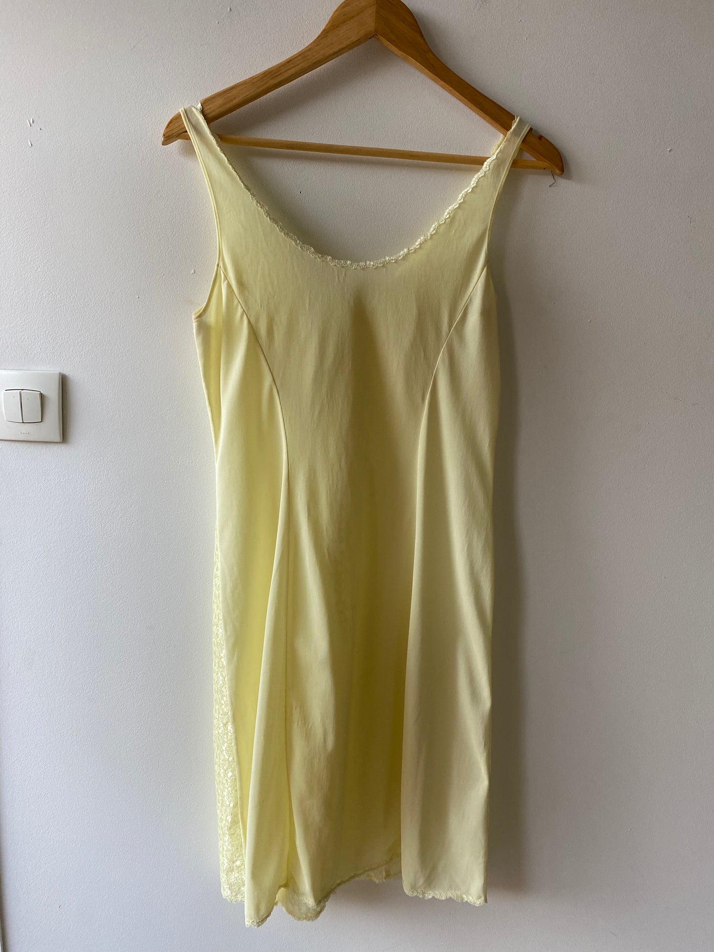 Nuisette en dentelle jaune
